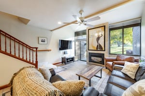The open and airy living area at Park Avenue 245 features vaulted ceilings, a cozy fireplace, and an effortless blend of modern and rustic décor — a standout feature of this soughtafter Park City vac