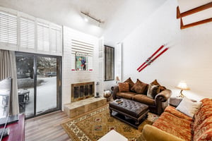 Cozy up by the fireplace and embrace the true spirit of a ski vacation at Park Avenue 333. Rich leather furnishings, vintage ski décor, and a crackling fire create the ultimate aprésski atmosphere in
