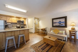 The open and functional layout at Park Avenue 297 seamlessly connects the kitchen, dining, and living areas, making it an ideal space for families and groups. A comfortable and wellappointed Park Cit