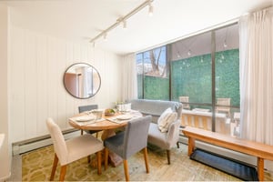 Bright, airy, and effortlessly charming — the dining and lounge area at Park Avenue 299 is where relaxation meets style. Floortoceiling windows and natural finishes make this Park City vacation rent