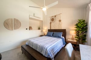 Every guest deserves a peaceful nights sleep, and this charming queen bedroom at Park Avenue 299 delivers just that. Vaulted ceilings, soft lighting, and mountaininspired décor make this Park City v