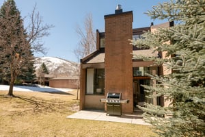 From the slopes to the backyard barbecue — Park Avenue 299 offers it all. This charming outdoor space with a gas grill and breathtaking mountain views is just one more reason this Park City condo rent