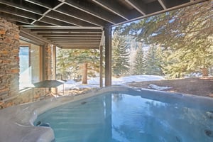 Nothing beats a soak in the private hot tub after a day on the mountain 1296 Pinnacle delivers a true Park City lodging experience with this stunning outdoor hot tub retreat nestled among the trees.