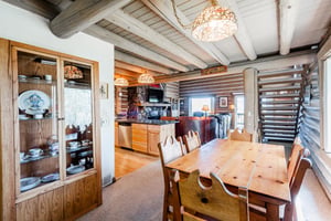 From casual breakfasts to festive group dinners, the charming dining area at Temptation 8 sets the perfect mountain mood with its authentic log interior and warm, inviting atmosphere — a true highligh