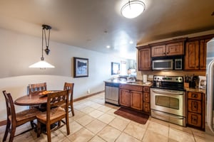 Jupiter Inn 17 features a fully equipped kitchen with stainless steel appliances and a cozy dining area, giving you everything you need for a comfortable and convenient Park City vacation rental stay.