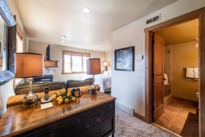 Jupiter Inn 17 is a welldesigned studio that seamlessly blends living and sleeping spaces for a comfortable and functional Park City condo rental experience. Everything you need, all in one inviting 