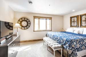 Wake up refreshed in the airy and wellappointed bedroom at Jupiter Inn 18, featuring a kingsize bed and warm, inviting decor. A true homeawayfromhome in the heart of Park City lodging.
