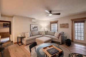 Resort Plaza 5002 sets the standard for Park City lodging — this generous living space features a plush sectional, warm neutral tones, and charming mountaininspired accents for the perfect aprèsski