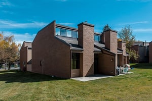 Park Avenue 235 sits within the wellmaintained Park Avenue Condominiums in Park City, just steps from the crosscountry ski trail, free city transit, and Park City Mountain Resort.