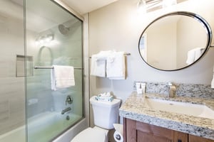 Every detail counts, and this wellappointed bathroom with granite countertops and modern finishes is no exception. Quality touches like these make Resort Plaza 5030 a standout choice for Park City co