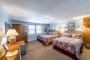This bright and spacious double queen bedroom offers comfortable accommodations for family or friends, with classic mountaininspired furnishings and plenty of natural light. A welcoming space for all