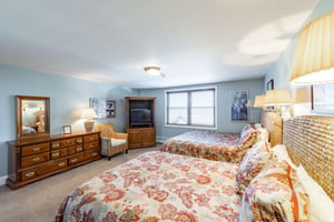 With two queen beds, warm natural light, and timeless décor, this relaxing bedroom has everything needed for a good nights rest. Resort Plaza 5030 makes for the perfect Park City condo rental for fam