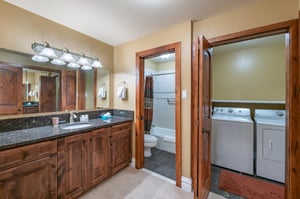 Thoughtful amenities like an inunit washer and dryer alongside a beautifully finished bathroom make Resort Plaza 5031 an exceptionally convenient choice for Park City condo rental stays of any length