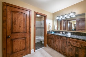 Rich wood details, generous counter space, and a wellappointed layout make this bathroom a standout feature of Resort Plaza 5031. Every comfort has been considered for the perfect Park City lodging e