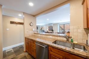 Every detail has been thoughtfully considered at Resort Plaza 5052, from the beautiful granite countertops to the modern appliances that make this Park City lodging as functional as it is stylish for