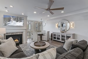 Step inside Three Kings 83 and unwind in a beautifully remodeled living room — a stoneaccented fireplace, mounted flatscreen, plush sectional, and a statement round mirror set the tone for your Park