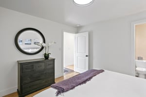 Three Kings 64 delivers a serene and stylish sleeping space with thoughtfully chosen furnishings and a bright, airy feel that perfectly complements the overall contemporary design of this exceptional