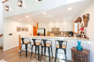 From morning coffee to aprèsski gatherings, the stunning kitchen bar at Three Kings 93 is the heart of this inviting and wellappointed Park City condo rental.
