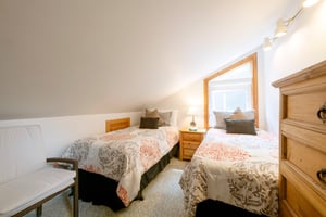 The charming twin bedroom at Three Kings 93 offers a snug and comfortable retreat for younger guests or extra travelers, adding to the spacious and flexible appeal of this wonderful Park City condo re