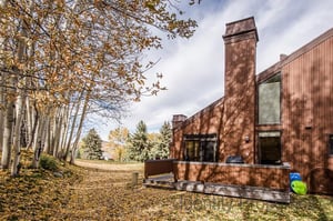 Experience the magic of a Park City fall at Three Kings 93, where the beautiful exterior and breathtaking autumn landscape create an unforgettable backdrop for your Park City lodging getaway.