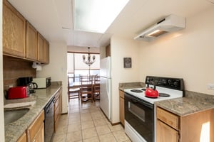 From morning coffee to group dinners, the wellequipped kitchen at Park Avenue 267 flows seamlessly into the dining space, making mealtime a pleasure during your Park City stay.