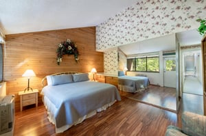 The inviting bedroom at Park Avenue 292 blends rustic mountain charm with comfortable furnishings, sleeping multiple guests with ease.