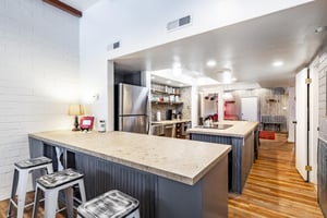 The open and wellequipped kitchen at Park Avenue 333 features a spacious breakfast bar, stainless steel appliances, and an easy flow into the living area — perfect for entertaining during your Park C