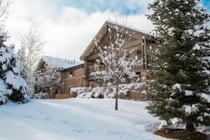 Jupiter Inn 10 shines in a winter wonderland setting, surrounded by snowdusted trees and mountain charm. This Park City vacation rental is the perfect base camp for your Utah ski adventure.