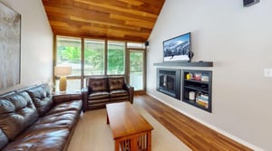 The ultimate mountain living room awaits at Pay Day 189. Sink into rich leather sofas, cozy up by the fireplace, and catch the game on the flatscreen — all beneath stunning vaulted wood ceilings. Par