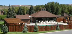 Three Kings 64 provides access to a beautifully maintained community clubhouse and pool area surrounded by stunning mountain scenery.