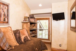 No detail is overlooked at Three Kings 65 — the twin bedroom is warmly appointed and comfortable, reflecting the quality of this exceptional Park City lodging option.