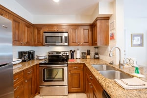 Resort Plaza 5004 delivers all the comforts of home — this wellappointed kitchen offers modern appliances, beautiful granite counters, and ample workspace for preparing meals throughout your stay.