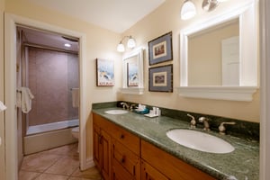The double vanity bathroom at Resort Plaza 5004 makes busy mornings a breeze, adding to the many comforts that Resort Plaza 5004 has to offer.