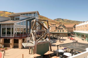 Location doesnt get better than this — Resort Plaza 5004 is the ultimate rental for those who want to be at the center of it all, with the lively resort village and stunning mountain backdrop right a