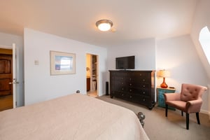This comfortable and wellappointed bedroom at Resort Plaza 5007 offers everything you need for a relaxing stay — featuring a flatscreen TV, spacious dark wood dresser, and a convenient ensuite bath