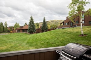 Three Kings 41 offers a wonderful outdoor deck with a grill and breathtaking views of the surrounding hills and mountains, making this Park City condo rental the ideal spot for al fresco dining and so