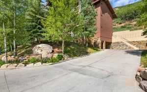 Powder Run C13 features complimentary underground parking, making this toprated Park City condo rental the perfect stressfree home base for exploring all that Park City and Deer Valley have to offe