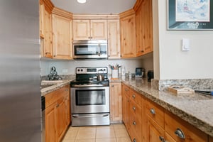 Resort Plaza 5064 takes the guesswork out of meal prep with a thoughtfully designed kitchen that combines warm wood cabinetry, quality appliances, and ample counter space, making this Park City lodgin