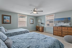 With stylish furnishings, generous space, and a convenient ensuite bathroom, the double queen bedroom at Resort Plaza 5064 ensures every guest enjoys a restful and rejuvenating stay in this exception