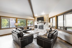 148 Webster Court HomeLiving room