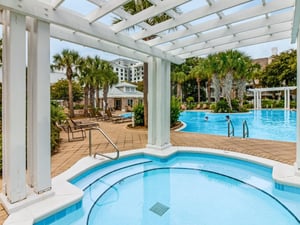 The outdoor hot tub at Observation Point