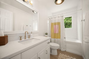 Full guest bathroom