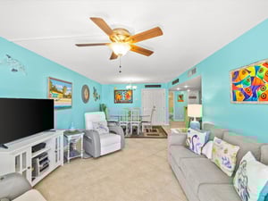 Holiday Surf and Racquet Unit 514 13
