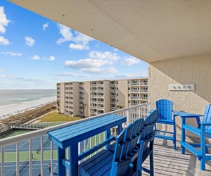 Holiday Surf and Racquet Unit 619 18