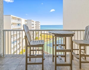Holiday Surf and Racquet Unit 610 22