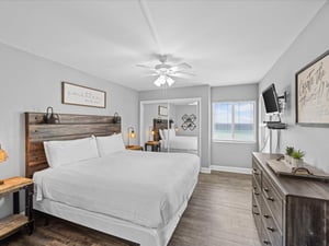 Holiday Surf and Racquet Unit 607 20