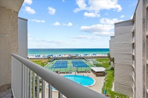 Holiday Surf and Racquet Unit 513 1