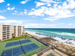 Holiday Surf and Racquet Unit 604 27