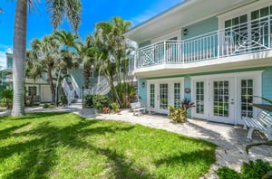 The courtyard in front of the suites at Tropical Breeze resort in Siesta Key Florida