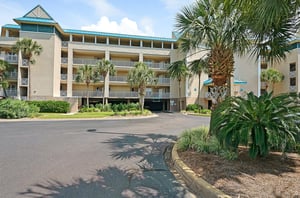 The complex is designed in tropical colors.